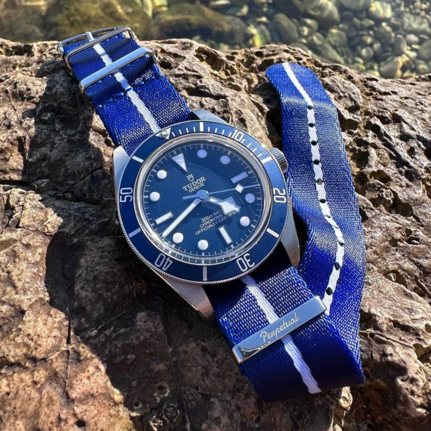 BLAUWEISSES NYLON – UHRENARMBAND AUS PREMIUMSTOFF für DIE MEISTEN UHREN MIT EINER 20-MM-ANSCHLUSSBREITE