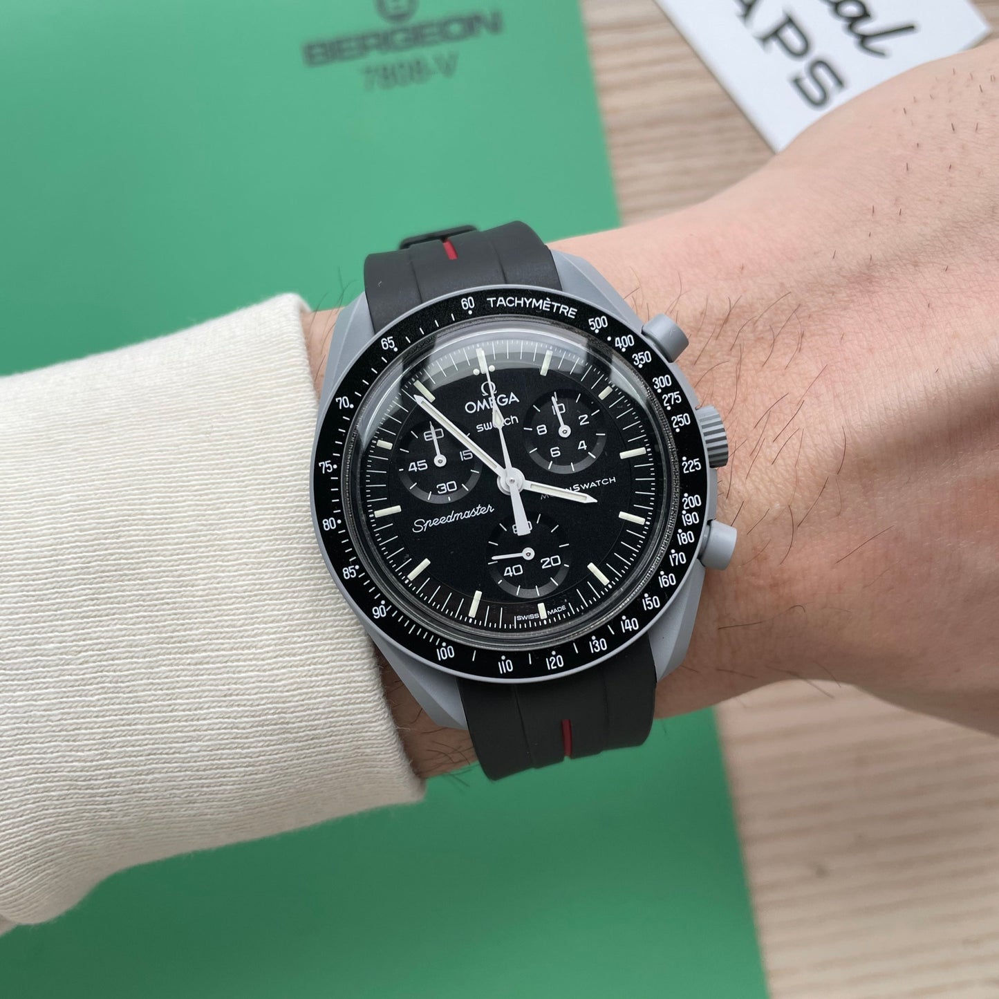 ACCENT NOIR ROUGE - BRACELET EN CAOUTCHOUC pour OMEGA X SWATCH SPEEDMASTER MOONSWATCH